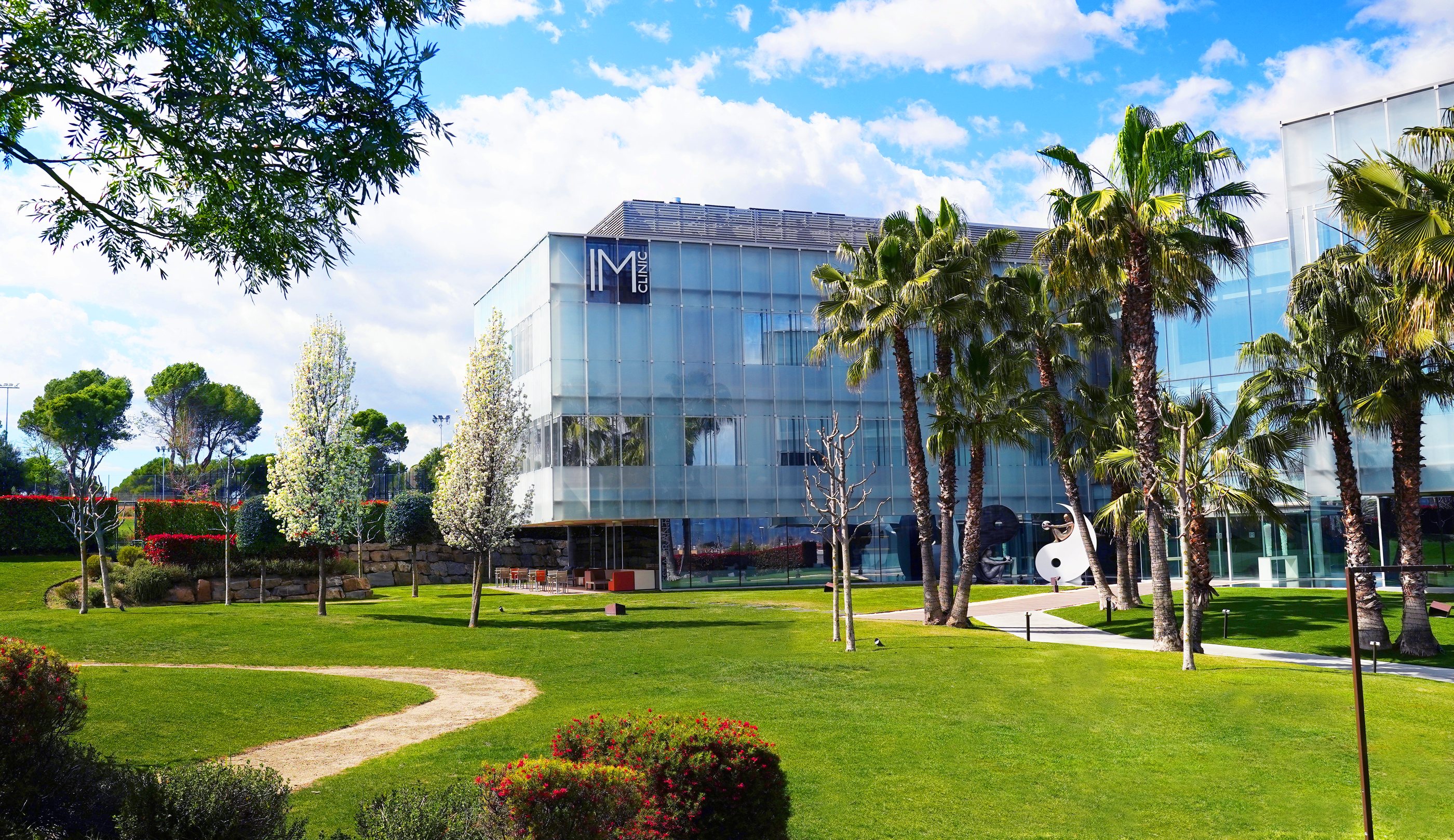 IM Clinic building and gardens in Sant Cugat del Vallès, Barcelona