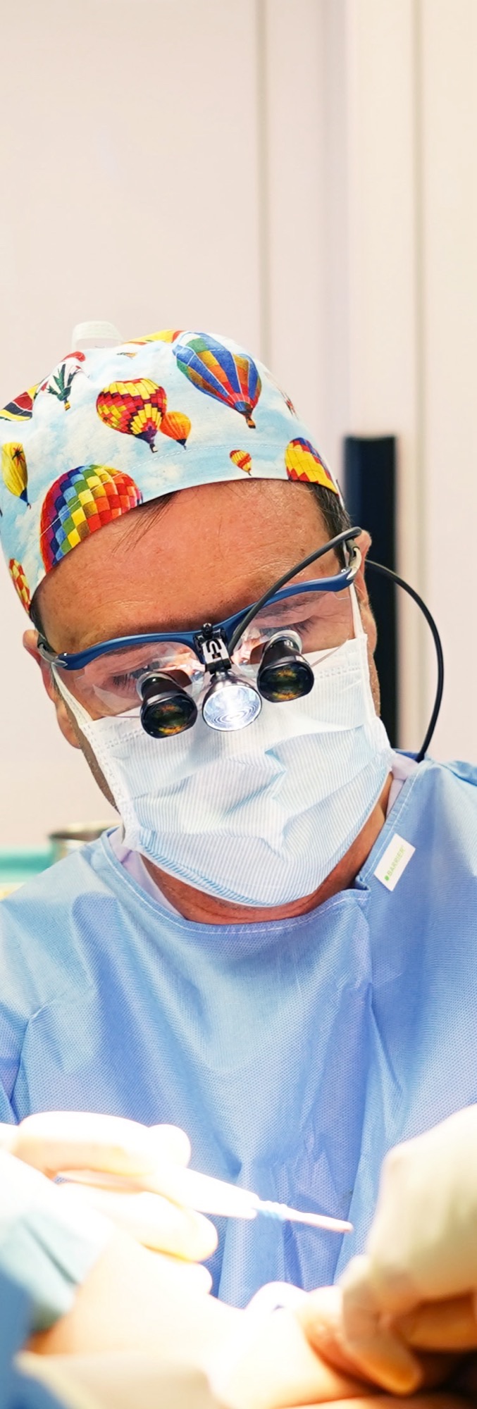 Dr. Iván Mañero operating with surgical loupes at IM Clinic